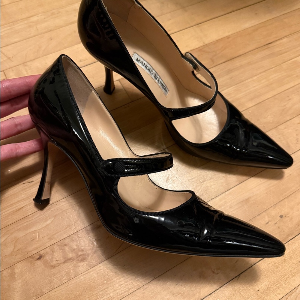 Manolo Blahnik Campari Black Patent Leather Heels Mary Jane Strap Classic 39.5